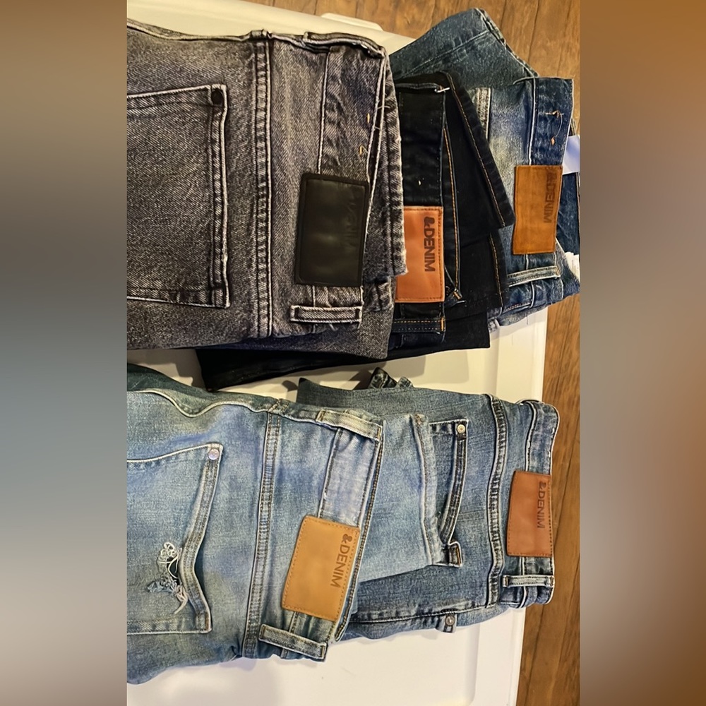 LOT OF MENS JEANS